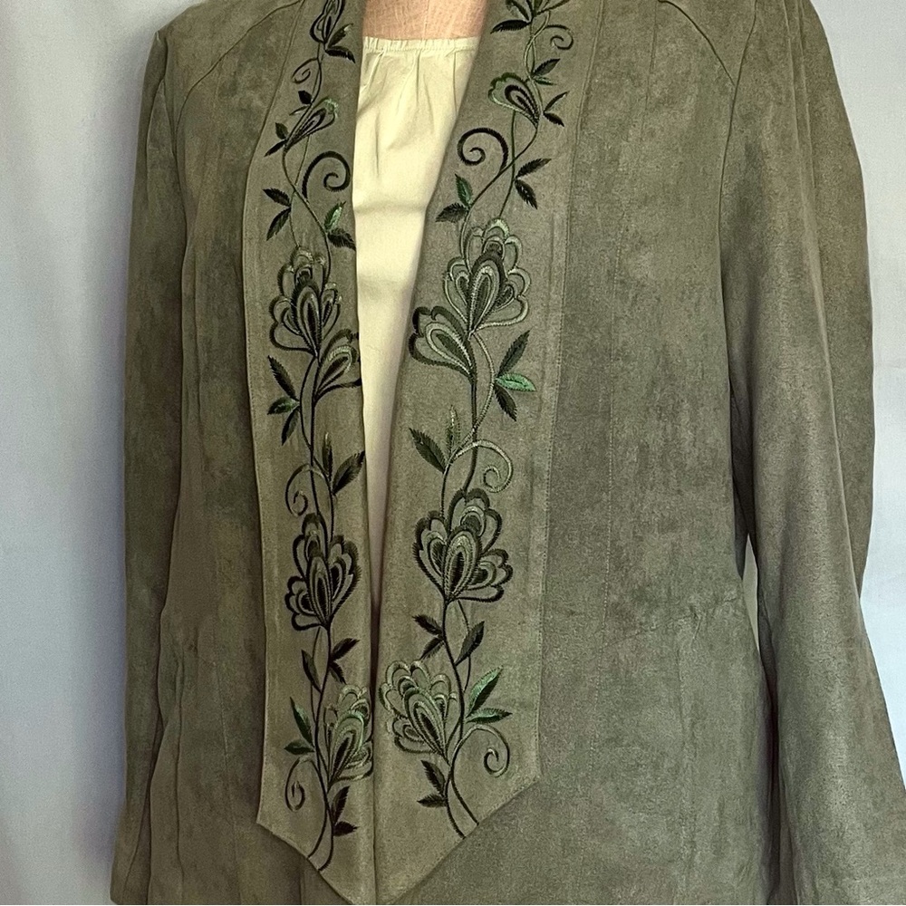 Lovely Sage Green Embroidered Blazer with Open-Front Design. Size L - Picture 3 of 8